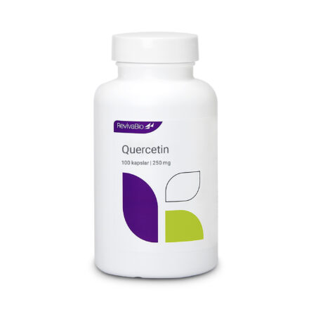 Vit burk med kosttillskott. 100 kapslar med Quercetin. Produkten innehåller quercetin som är en flavonoid och ett färgpigment som finns i växter, frukt och bär. Quercetin förekommer olika studier där man har undersökt huruvida det har en verkan som antioxidant och hur det påverkar kroppens immunsystem. Quercetin som kosttillskott har inte några rapporterade biverkningar.