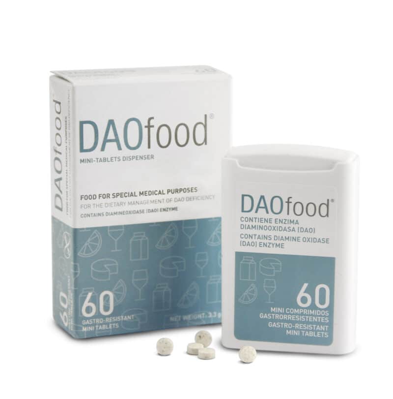 Ask med DAOfood Mini och några tabletter som ligger framför. DAOfood Mini innehåller DAO enzymet diaminoxida som bryter ner histamin från kosten.