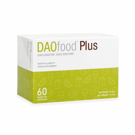 Vit och grön ask med kosttillskott. DAOfood® Plus 60 kapslar innehåller Dao-enzymet diaminoxidas som bryter ner histamin. Produkten innehåller även C-vitamin och flavonoiden quercetin.