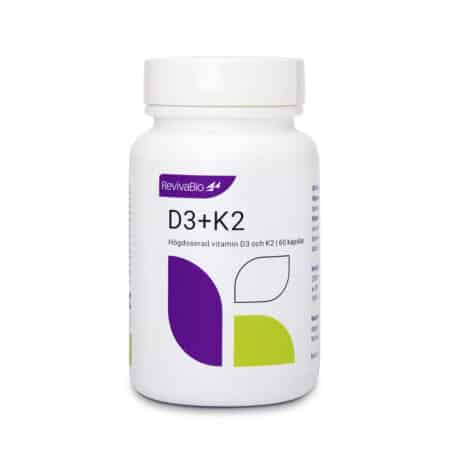 Vit burk med kosttillskottet D3+K2. Burken innehåller 60 kapslar med vitamin D3 och vitamin K2.