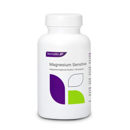 En vit burk som innehåller kosttillskott med 100 kapslar av Magnesium Sensitive. Det består av magnesiumglycerofosfat. Det är en lättupptaglig form av magnesium i likhet med magnesiumglycinat (magnesiumbisglycinat) som är skonsamt för en känslig mage. Magnesium Sensitive passar den som inte tål magnesiumcitrat. Magnesiumglycerofosfat är dessutom fettlöslig vilket underlättar upptaget.